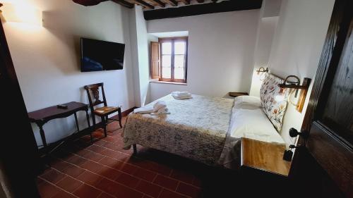a bedroom with a bed and a couch in a room at Agriturismo La Taverna in Sovicille