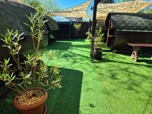 Foto dalla galleria di Mini Hotel Übernachten Im Gurkenfass a Lübbenau