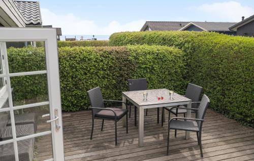Jardín al aire libre en Lovely Home In Bjert With Kitchen