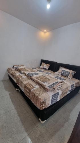 Ένα ή περισσότερα κρεβάτια σε δωμάτιο στο Dieng Puri Homestay