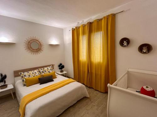 - une chambre avec un lit et un rideau jaune dans l'établissement Villa de charme Porto-Vecchio, Plage à 10 min, à San-Gavino-di-Carbini