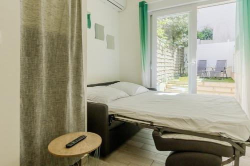 une salle d'hôpital avec un lit et une table dans l'établissement Nice Magnan studio avec jardin proche des plages, à Nice