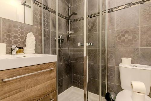 une salle de bain avec une douche, des toilettes et un lavabo dans l'établissement Nice Magnan studio avec jardin proche des plages, à Nice