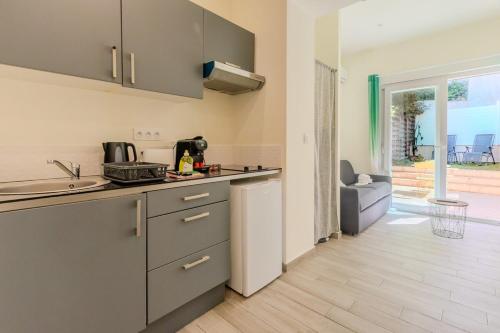 une cuisine avec un évier et un plan de travail dans l'établissement Nice Magnan studio avec jardin proche des plages, à Nice