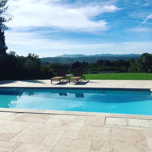 - une piscine avec un banc et une table dans l'établissement Villa avec vue sur le pilon du roi, à Aix-en-Provence