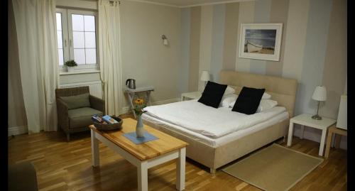 a living room with a bed and a table at Marina Jacht Szałkowo in Szałkowo