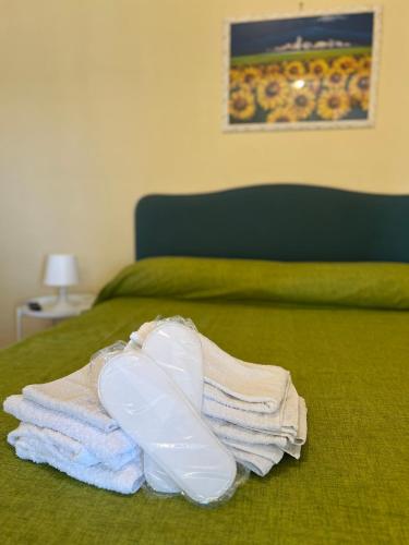 a pile of towels sitting on top of a bed at Casa Brezza Marina in Scalea