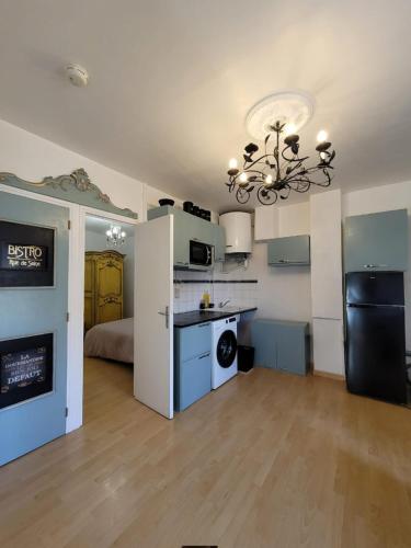 un salon avec une cuisine et une salle à manger dans l'établissement Appartement convivial dans le centre ville de Béziers, à Béziers