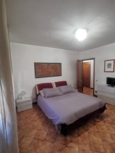 a bedroom with a large bed in a room at Affittacamere Vetuliae Foligno in Foligno