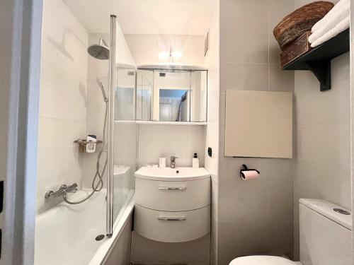 une salle de bain avec toilettes, lavabo et douche dans l'établissement Cannes cozy 4-person appartement piscine, vue mer exceptionnelle, à Cannes