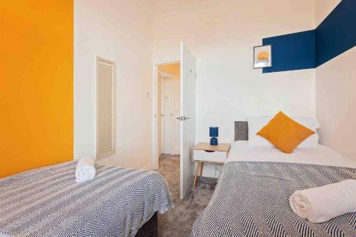 een slaapkamer met twee bedden en een spiegel bij Stanley-3 Bdrm House Ideal for Contractors Near Beach in Blythe