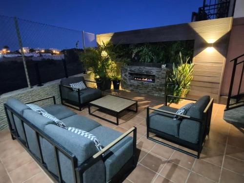 Posezení v ubytování 3 BDR House near La Zenia PRIVATE lounge terraces, fire places, BBQ, kitchen, parking