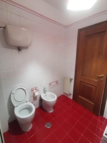 a bathroom with a toilet and a bidet at Affittacamere Vetuliae Foligno in Foligno
