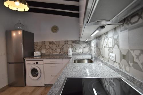 eine Küche mit Spüle und Waschmaschine in der Unterkunft Finca El Corinto -The Enchanted Place in Cómpeta