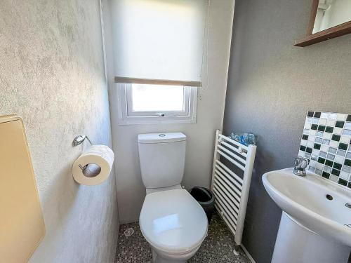 Vannituba majutusasutuses Lovely 8 Berth Caravan At California Cliffs Nearby Scratby Beach Ref 50060E