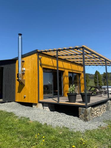 Małe Formy - drewniany domek w górach z balią