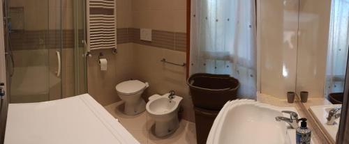 un bagno con lavandino, WC e doccia di Casa Tiro a Lido di Venezia