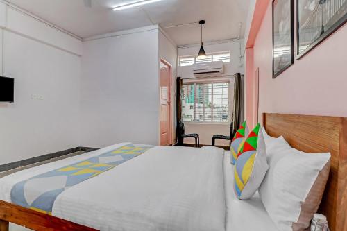 Katil atau katil-katil dalam bilik di Super Capital O Elite Stay Jp Nagar Near SRI SATHYA GANAPATHI SHIRDI SAIBABA Temple