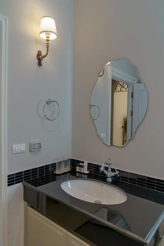 a bathroom with a sink and a mirror at CastellStay in Campson