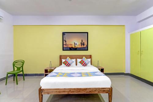 Katil atau katil-katil dalam bilik di Super Capital O Elite Stay Jp Nagar Near SRI SATHYA GANAPATHI SHIRDI SAIBABA Temple