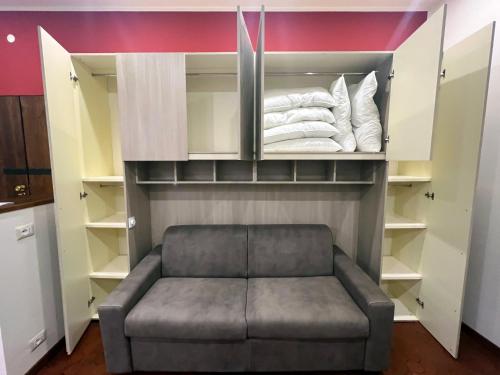 ein Wohnzimmer mit Sofa und Regalen in der Unterkunft Suite Roberto - Design ed eleganza nel cuore di Imola in Imola