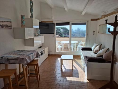 un salon avec un canapé et une table dans l'établissement Parenthèse Marine - Roquille - Histoire de clés, au Cap d'Agde