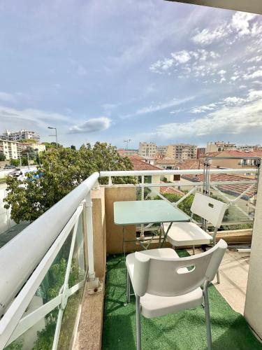 d'un balcon sur le toit avec une table et des chaises. dans l'établissement Nice Studio avec climatisation proche des plages, à Nice