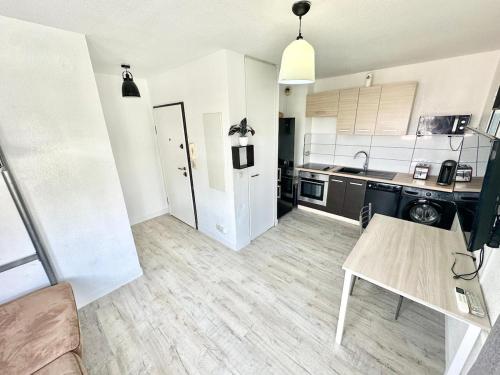 - une grande cuisine avec une table dans une chambre dans l'établissement Nice Studio avec climatisation proche des plages, à Nice