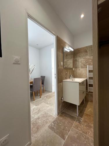 une salle de bain avec un lavabo et un miroir dans l'établissement Le Brasilia, à Six-Fours-les-Plages