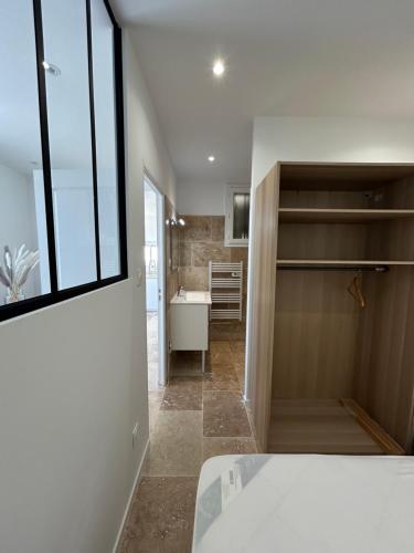 La salle de bains est pourvue d'un dressing et d'un lavabo. dans l'établissement Le Brasilia, à Six-Fours-les-Plages