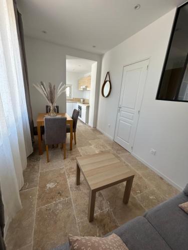 un salon avec un canapé et une table dans l'établissement Le Brasilia, à Six-Fours-les-Plages