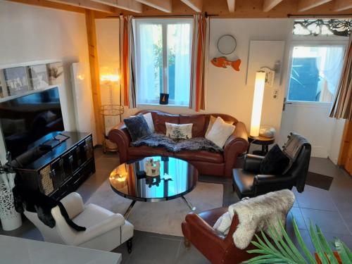 un salon avec un canapé et une table dans l'établissement La Sylviale, à Libourne