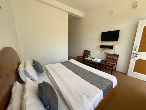 Cama o camas de una habitación en Hotel Lilly Inn Himalayan Snow views