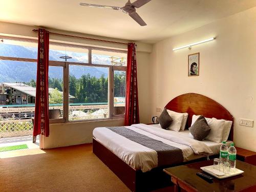 Cama o camas de una habitación en Hotel Lilly Inn Himalayan Snow views