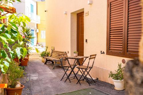 a patio with a table and chairs next to a building at Casa Vacanza Stomar in Pozzallo