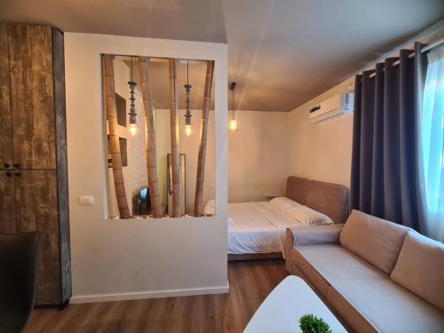ゴーレムにあるSiera apartmentのベッドとソファのある小さな部屋