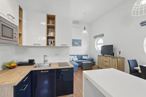 Dapur atau dapur kecil di Sunset view Housboat with sundeck