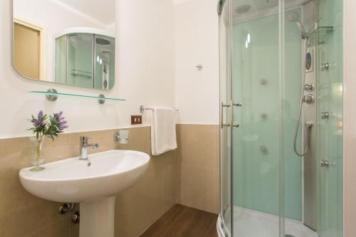 een badkamer met een wastafel en een douche bij B&B Porta Carolina in Palermo