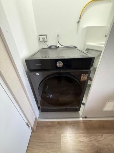 a microwave oven sitting in the corner of a room at Apartment in La Victoria in Lima