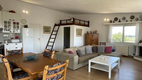 Χώρος καθιστικού στο Poly's hill-house close to the beach