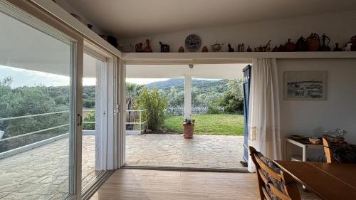 Κήπος έξω από το Poly's hill-house close to the beach