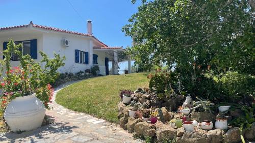 Κήπος έξω από το Poly's hill-house close to the beach