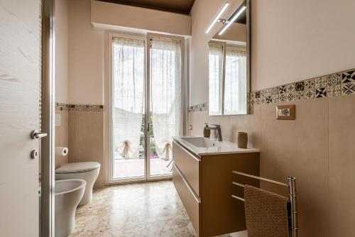 Et badeværelse på Conero Holiday Home - "Il Girasole"