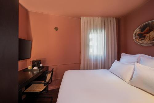 a hotel room with a bed and a window at Casa Suzanna Hotel Tel-Aviv קאסה סוזנה נחלת בנימין in Tel Aviv