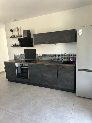 Il comprend une cuisine équipée d'un comptoir et d'un réfrigérateur. dans l'établissement T2 proche de Montpellier, à Vendargues