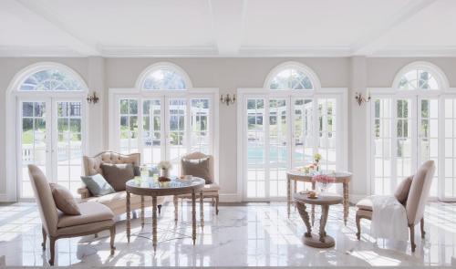 a living room with windows and a table and chairs at CastellStay in Campson