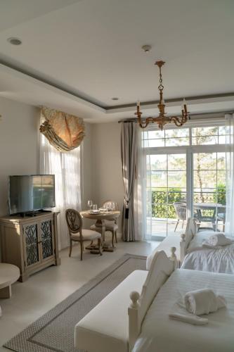 a living room with a bed and a dining room at CastellStay in Campson
