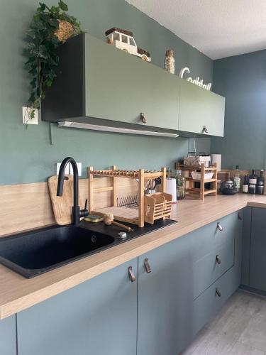 une cuisine avec un évier et un plan de travail dans l'établissement Appartement calme avec vue montagnes marseille, à Marseille