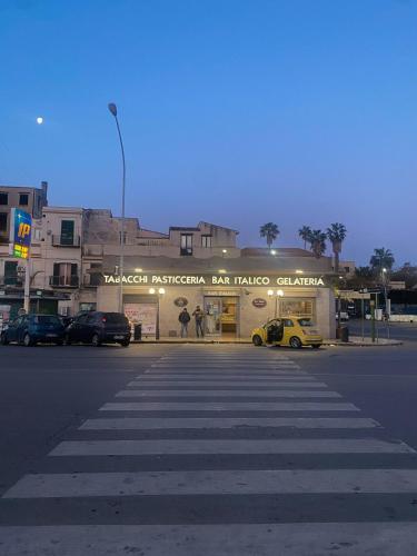 een straat met een zebrapad voor een gebouw bij Casa Tulum - Sea View & Breakfast in Palermo