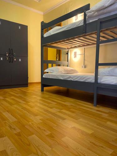 Una cama o camas en una habitación de Mandarine hostel
